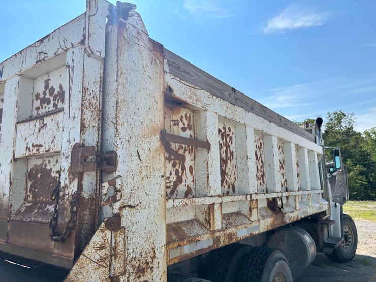 2000-freightliner-fl80-image-33