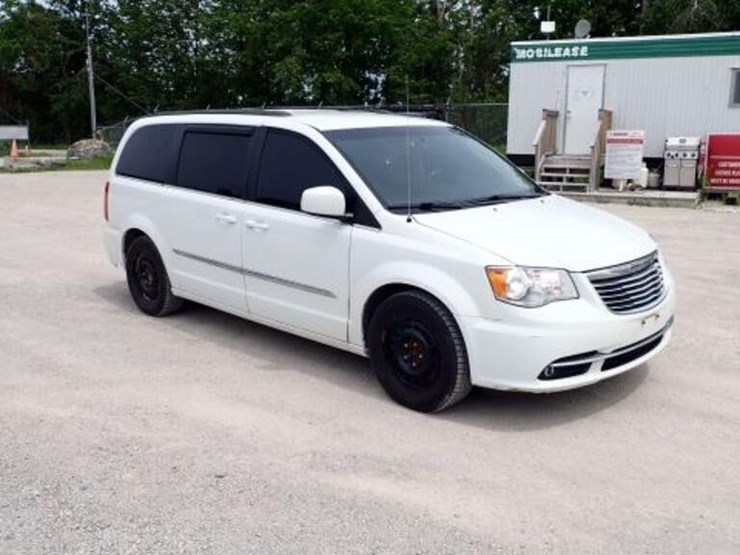 2016-chrysler-town-&-country-image-3