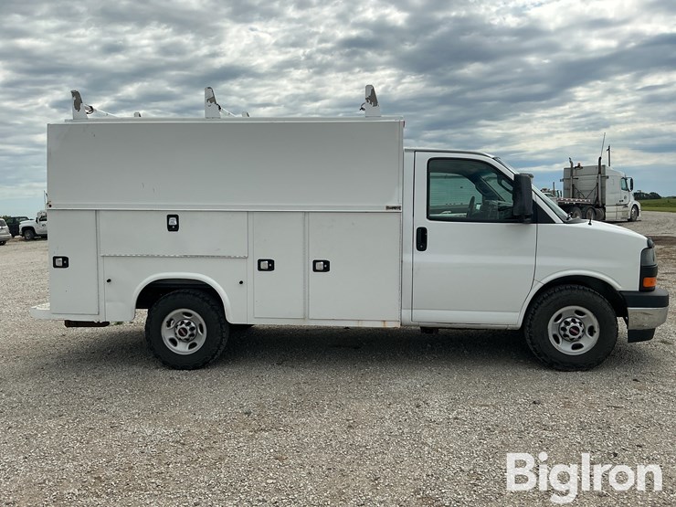 2017-utility-van-image-4