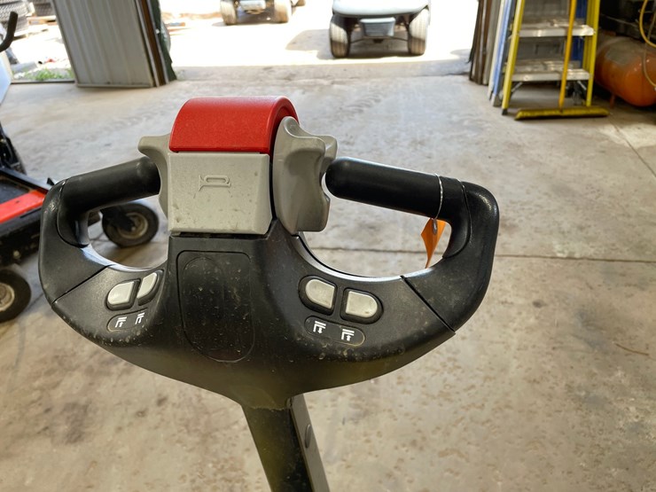 #6061-•-yale-electric-pallet-jack-image-14