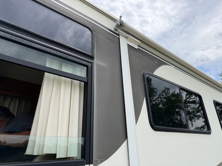 #1490-•-2001-winnebago-adventurer-image-13