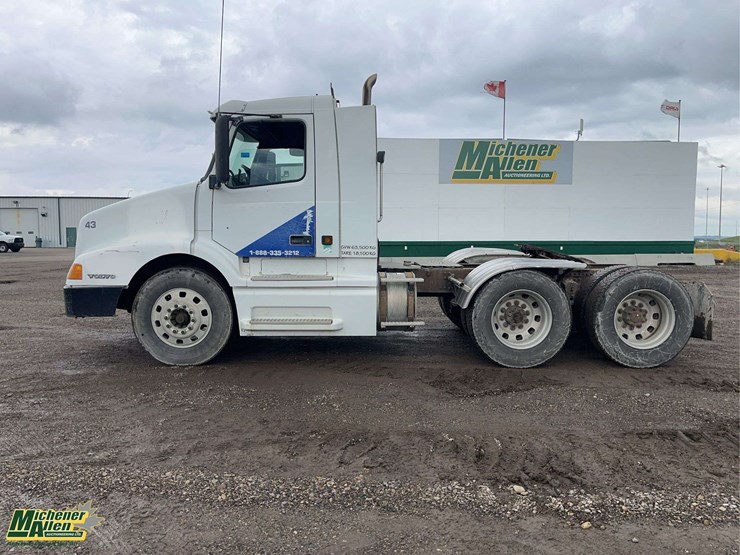 2001-volvo-vnl-t/a-day-cab-tractor-image-2