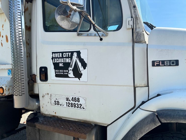 2000-freightliner-fl80-image-16