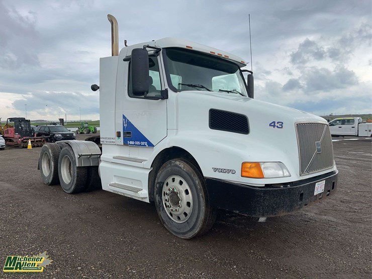 2001-volvo-vnl-t/a-day-cab-tractor-image-7