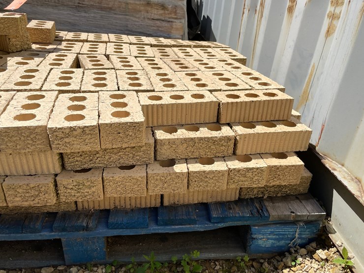 #7116-•-partial-pallet-of-landscape-brick-image-6