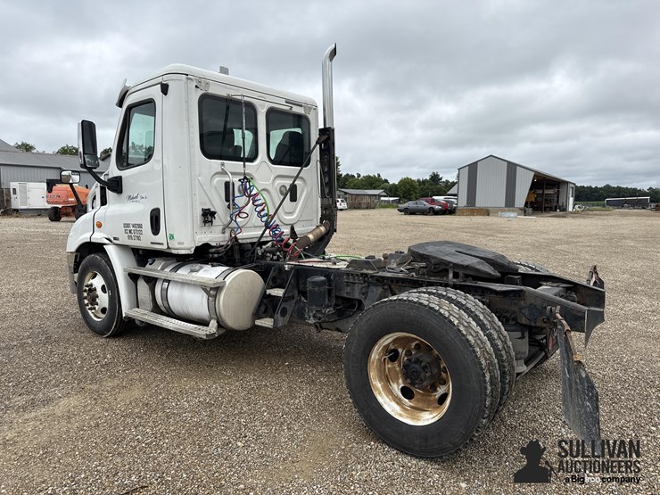 2011-freightliner-cascadia-truck-tractor-image-7