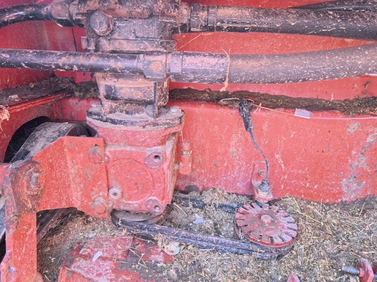 hesston-8550s-image-26