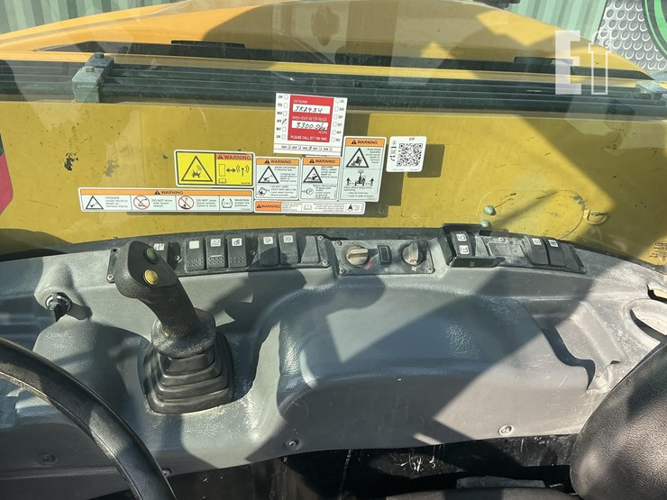 2016-caterpillar-th255c-image-12