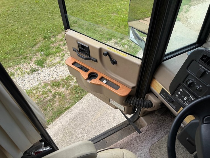 #1490-•-2001-winnebago-adventurer-image-75