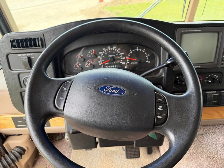 #1490-•-2001-winnebago-adventurer-image-76