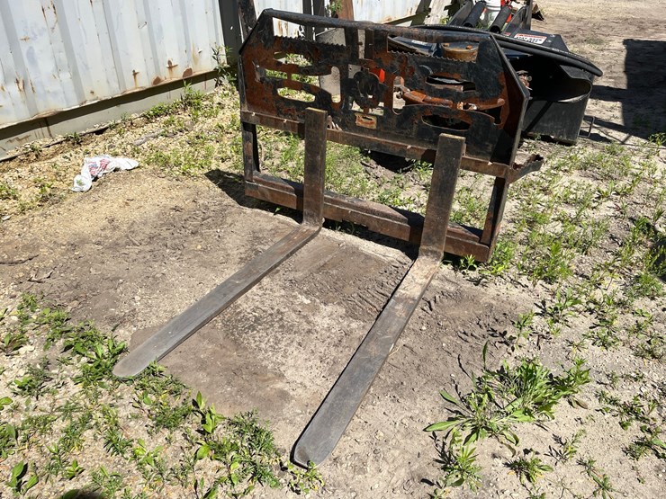 #7111-•-set-of-pallet-forks-image-1