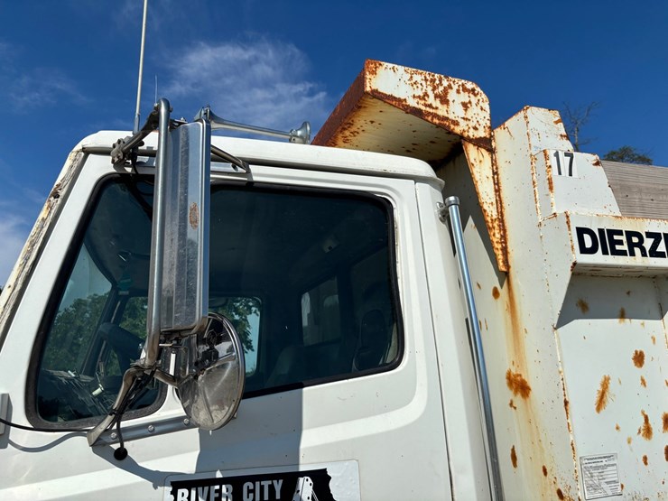 2000-freightliner-fl80-image-10