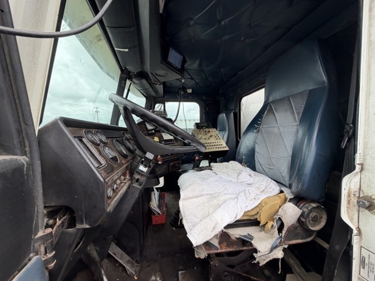 1997-freightliner-usf-1e-asphalt-distributor-truck-image-24