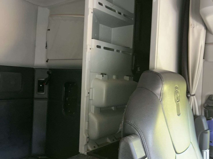 2022-kenworth-t680-image-31
