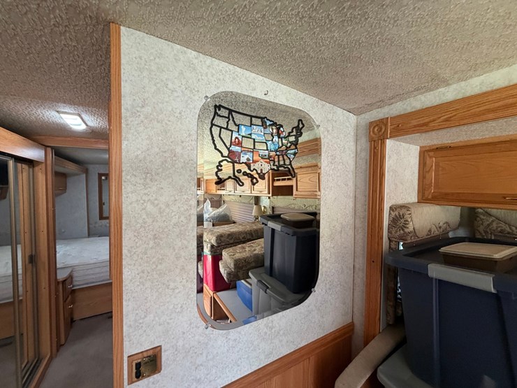 #1490-•-2001-winnebago-adventurer-image-120
