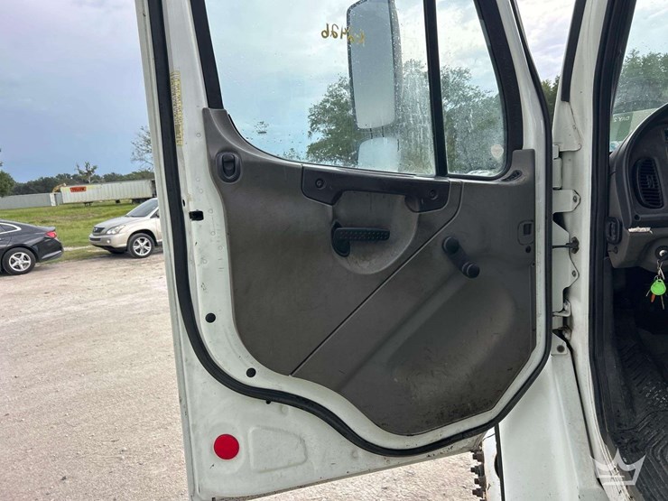 2009-freightliner-m2-106-image-14