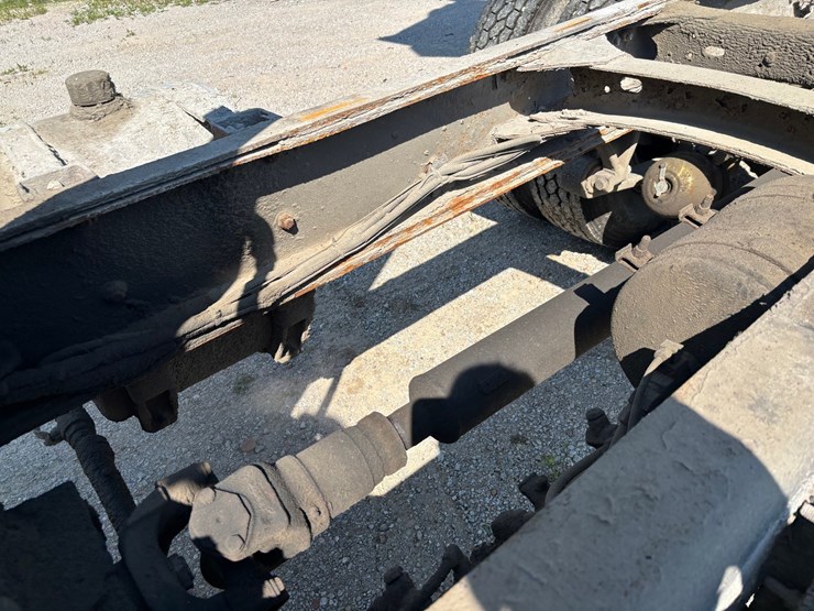 2000-freightliner-fl80-image-48