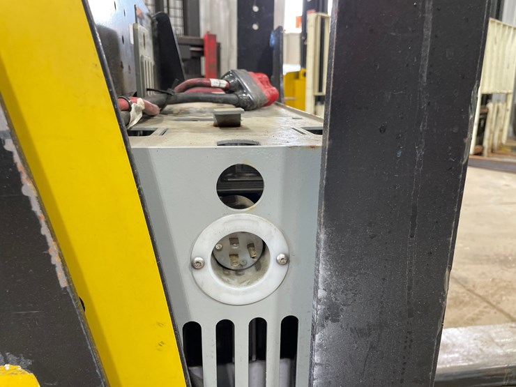 #6061-•-yale-electric-pallet-jack-image-11