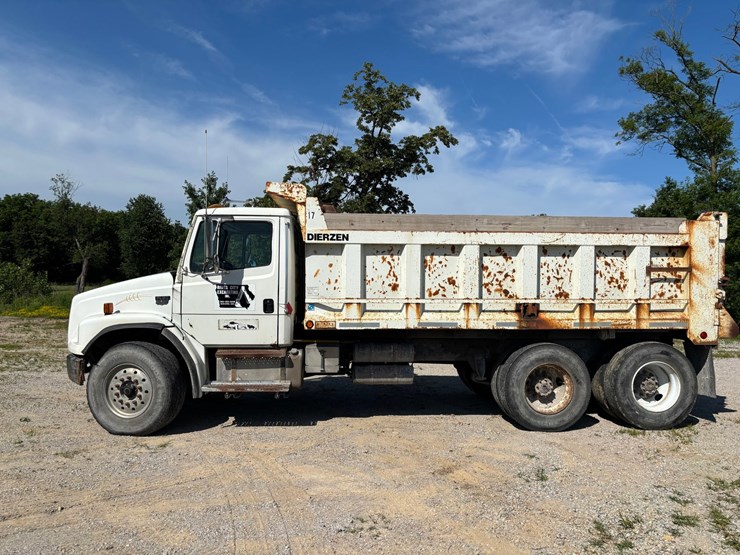 2000-freightliner-fl80-image-2