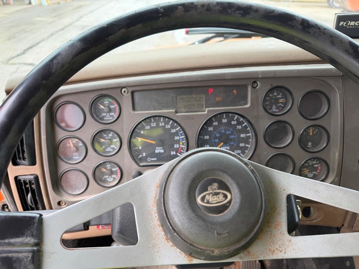 #1471-•-2003-mack-713v-granite-tri-axle-dump-truck-image-44