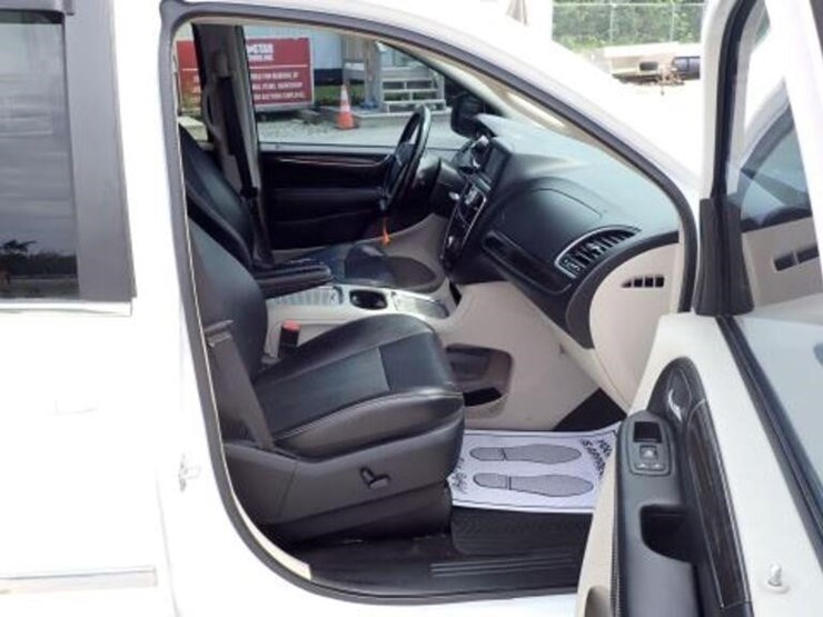 2016-chrysler-town-&-country-image-43