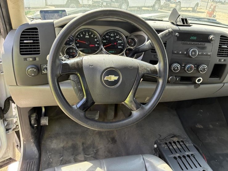 2013-chevrolet-silverado-2500-image-15