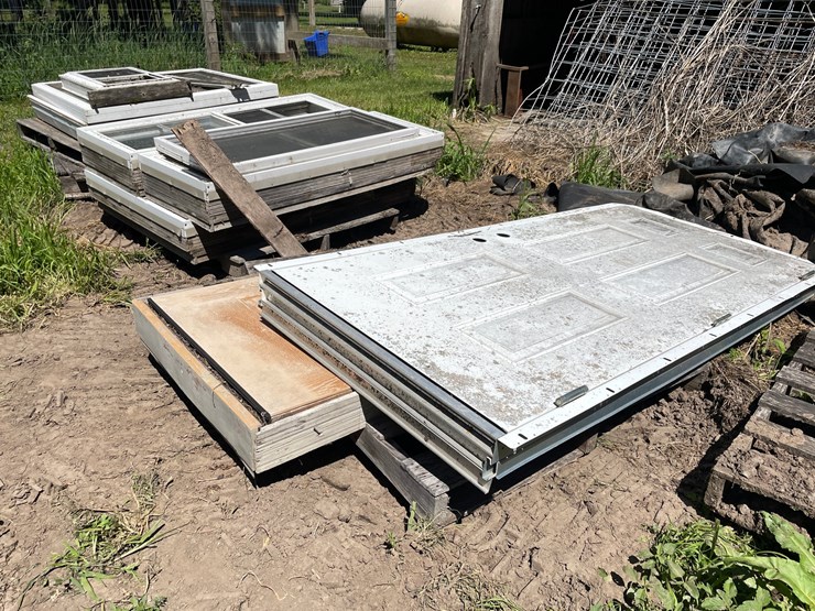 #7140-•-(2)-pallets-of-windows-and-(2)-doors-image-1