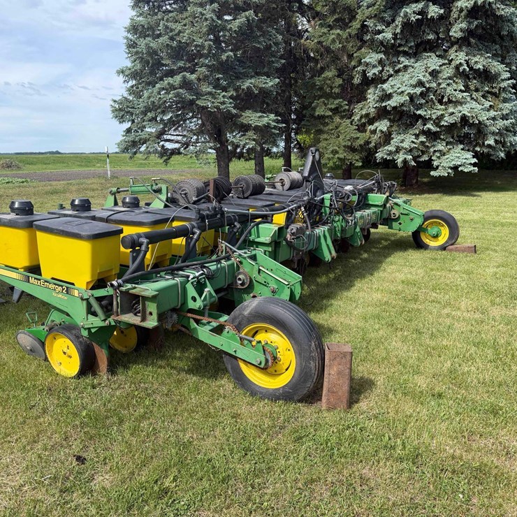 JOHN DEERE 7300