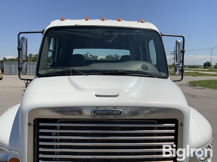 2010-freightliner-m2-106-image-12