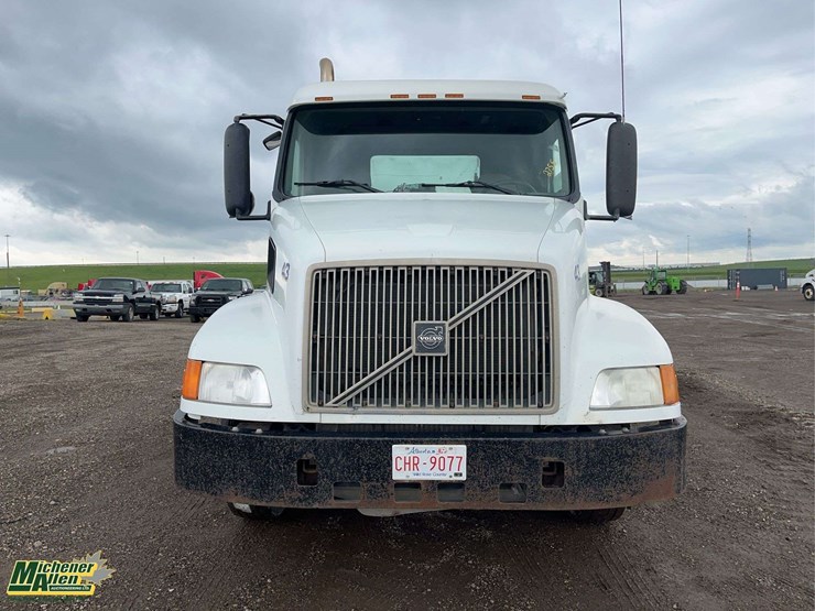 2001-volvo-vnl-t/a-day-cab-tractor-image-8