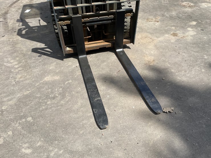 #6066-•-2016-4000lb-unicarriers-lp-forklift-image-9