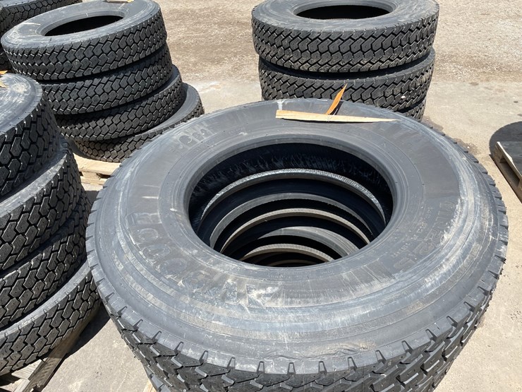 #6517-•-set-of-(4)-semi-tires-image-5
