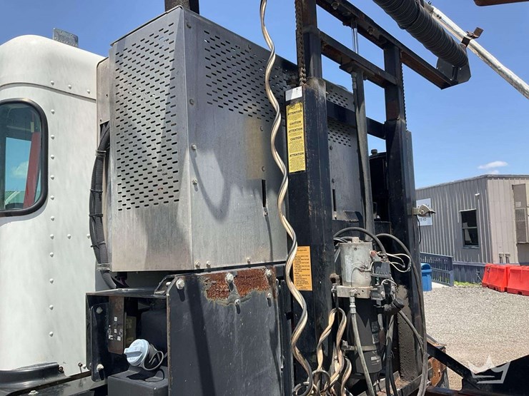2015-peterbilt-320-image-25