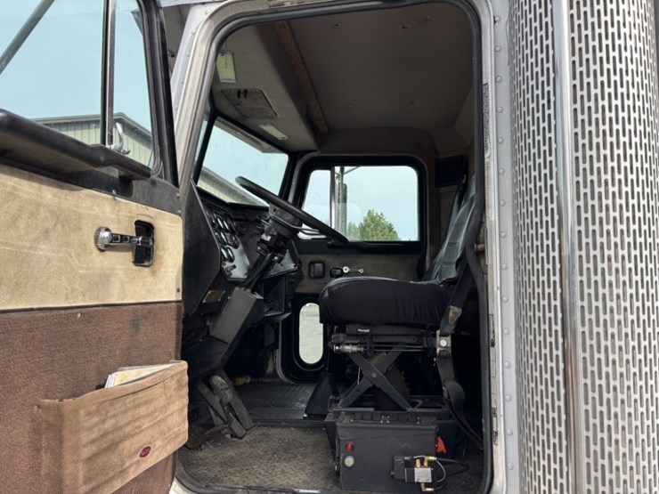 1989-peterbilt-377-image-41