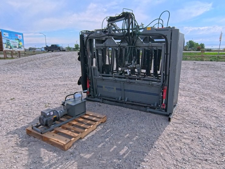 #1057-•-molly-mfg,-silencer-hydraulic-cattle-chute-image-19