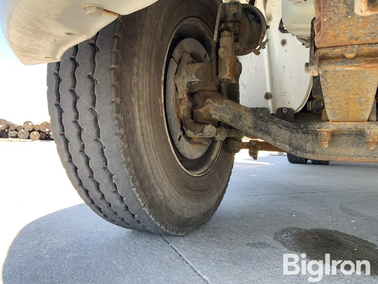 2013-freightliner-m2-106-image-20