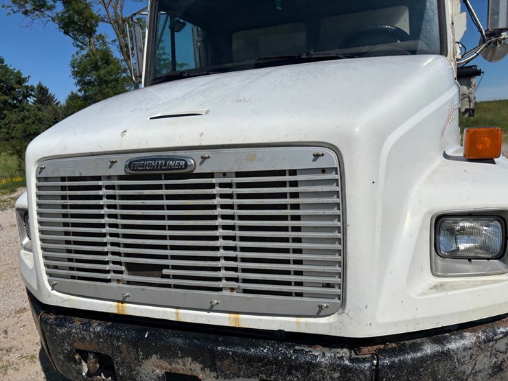 2000-freightliner-fl80-image-11