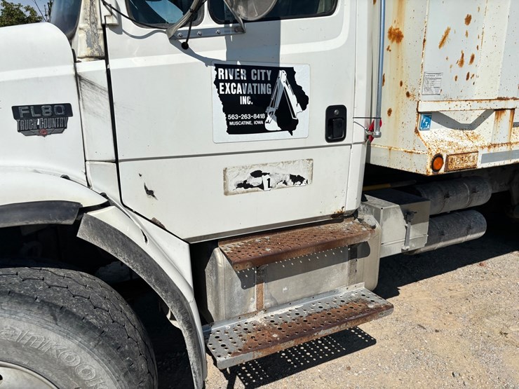 2000-freightliner-fl80-image-8
