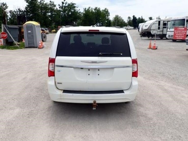 2016-chrysler-town-&-country-image-6