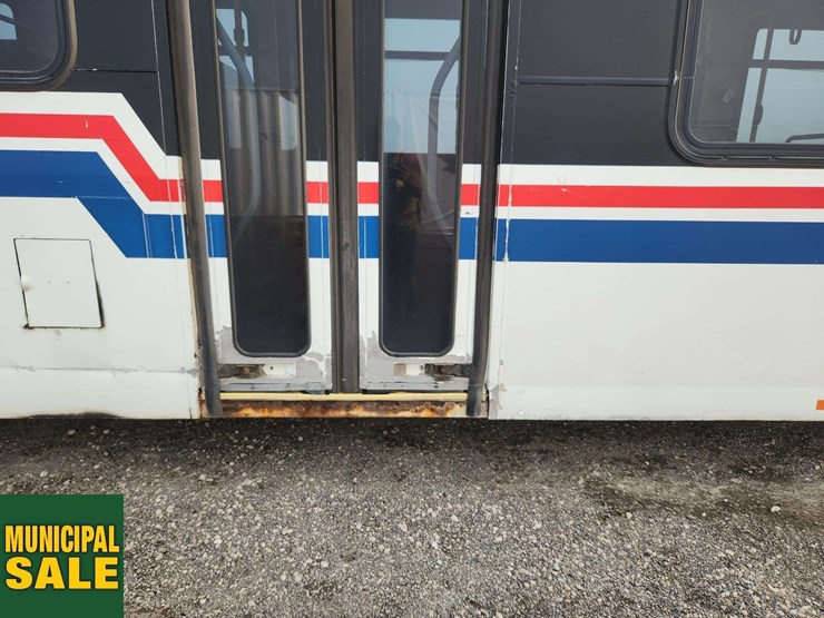 2007-new-flyer-restyled-low-floor-s/a-passenger-wheelchair-accessible-bus-image-37