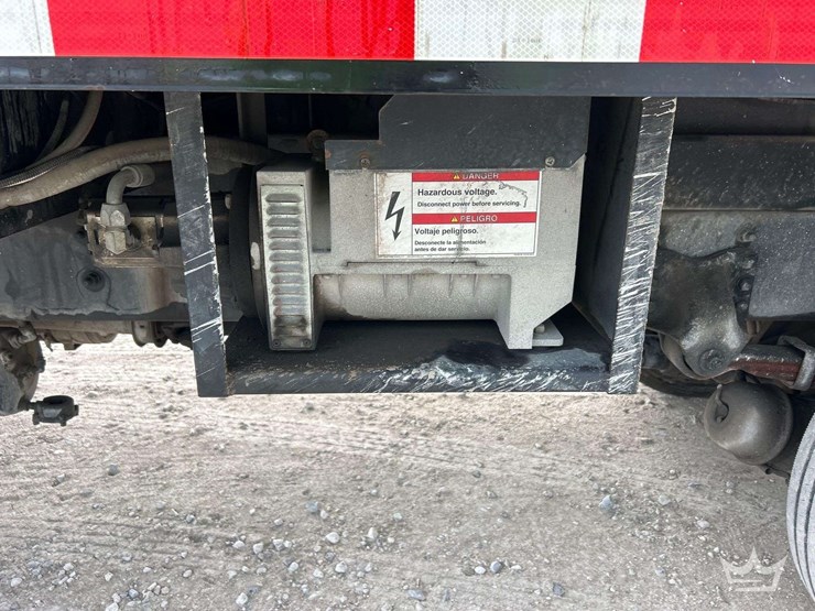 2009-freightliner-m2-106-image-17