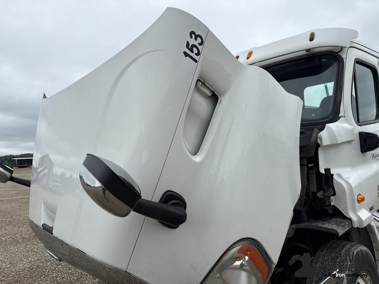2011-freightliner-cascadia-truck-tractor-image-11