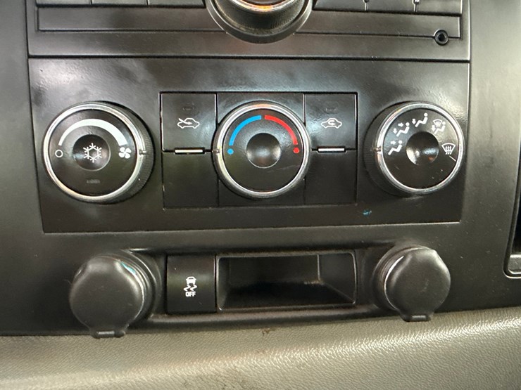 2013-chevrolet-2500-image-45
