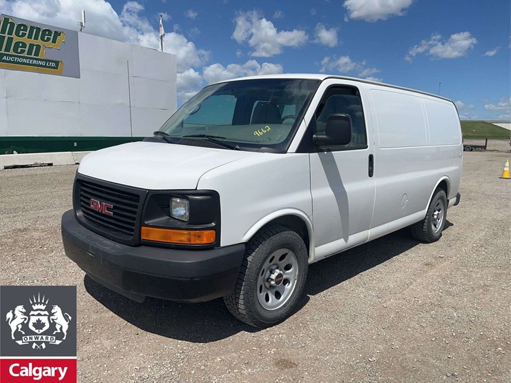 2014-gmc-savana-cargo-van-image-1