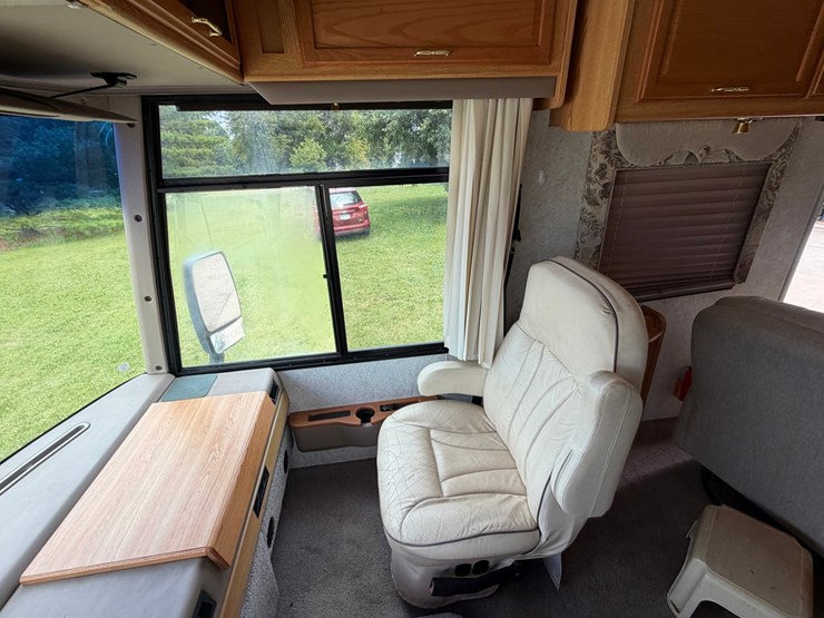 #1490-•-2001-winnebago-adventurer-image-92
