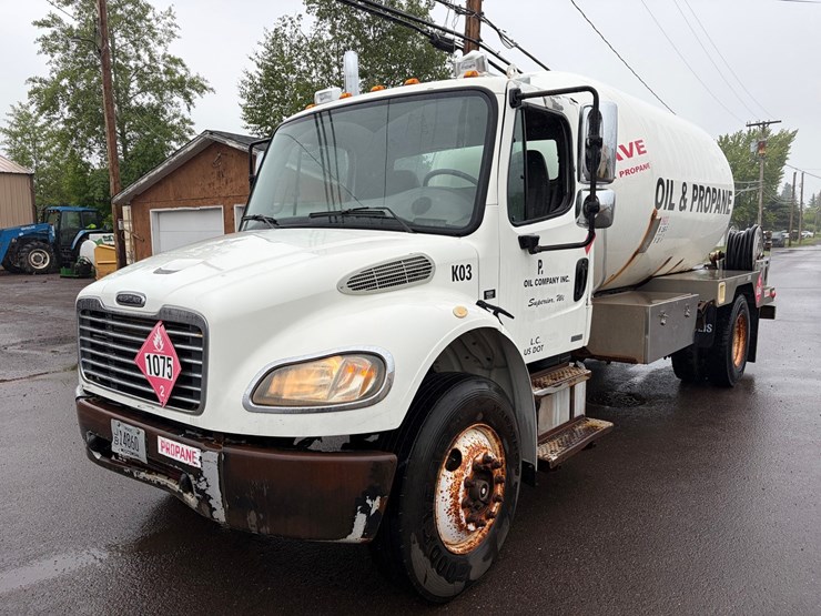 #1797-•-1996-freightliner-m2-lp-truck-image-1