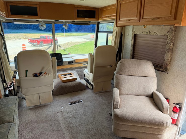 #1490-•-2001-winnebago-adventurer-image-126