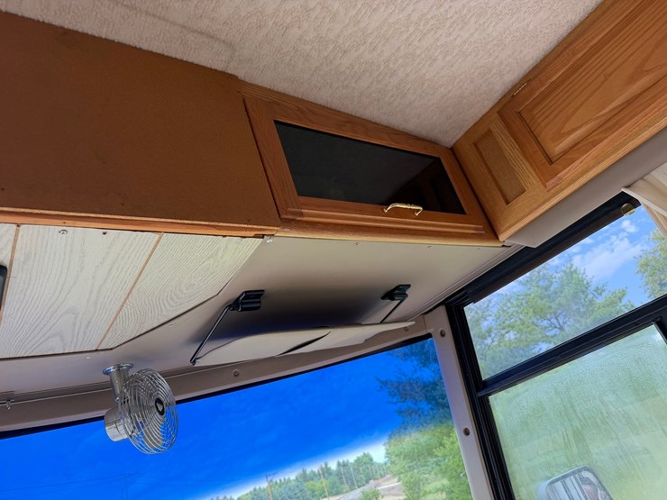 #1490-•-2001-winnebago-adventurer-image-83
