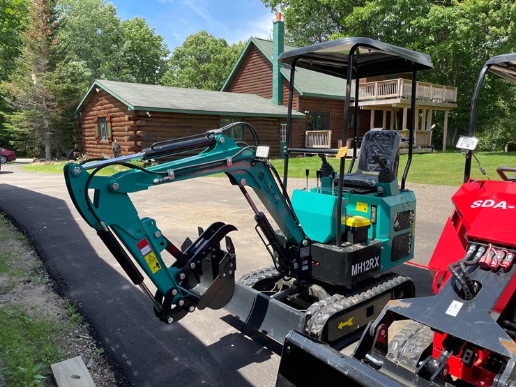 #6074-•-agt-mini-excavator-mh12rx-image-2