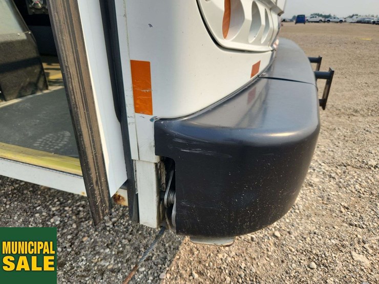 2007-new-flyer-restyled-low-floor-s/a-passenger-wheelchair-accessible-bus-image-35